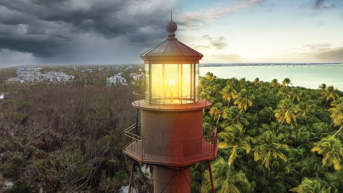 À gauche du phare de Sanibel Island au centre, l’île après la catastrophe. Sur la droite, l’île avant l’ouragan.