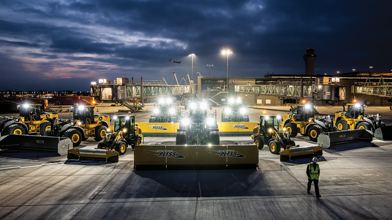 Aaron Kaden, directeur des actifs de parc, passe devant un parc de chargeuses à roues John Deere à l’aéroport international de Kansas City. 