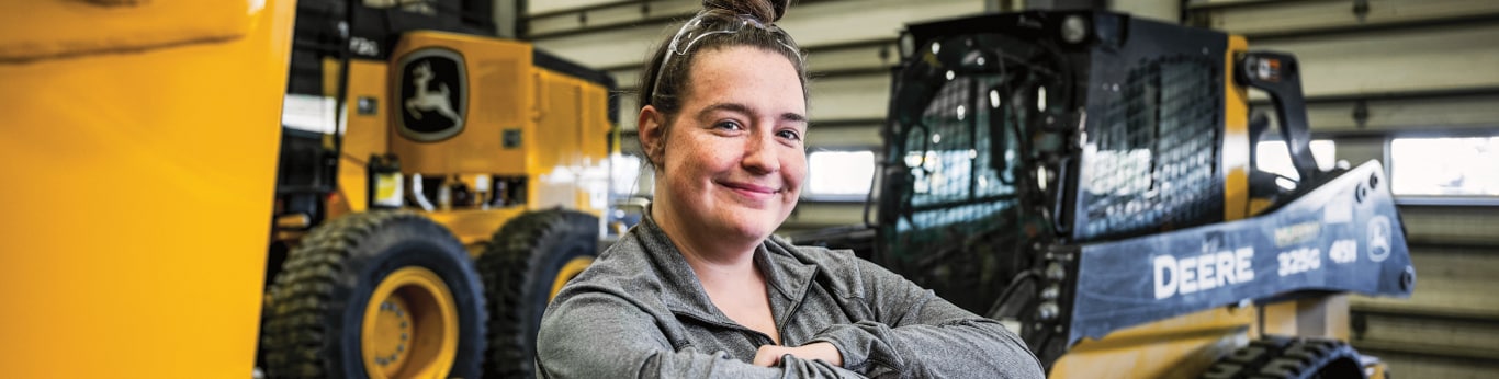 Portrait de Michelle Roth penchée sur une pièce d’équipement