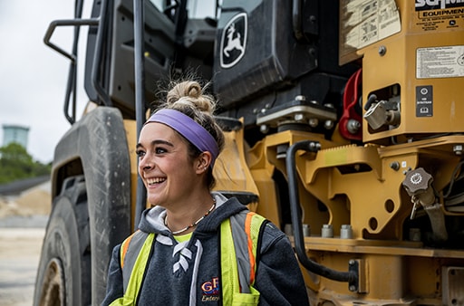 Brooke Wrightington, opératrice chez GFM Enterprises, se trouve à côté d’un camion articulé à benne basculante 260E.