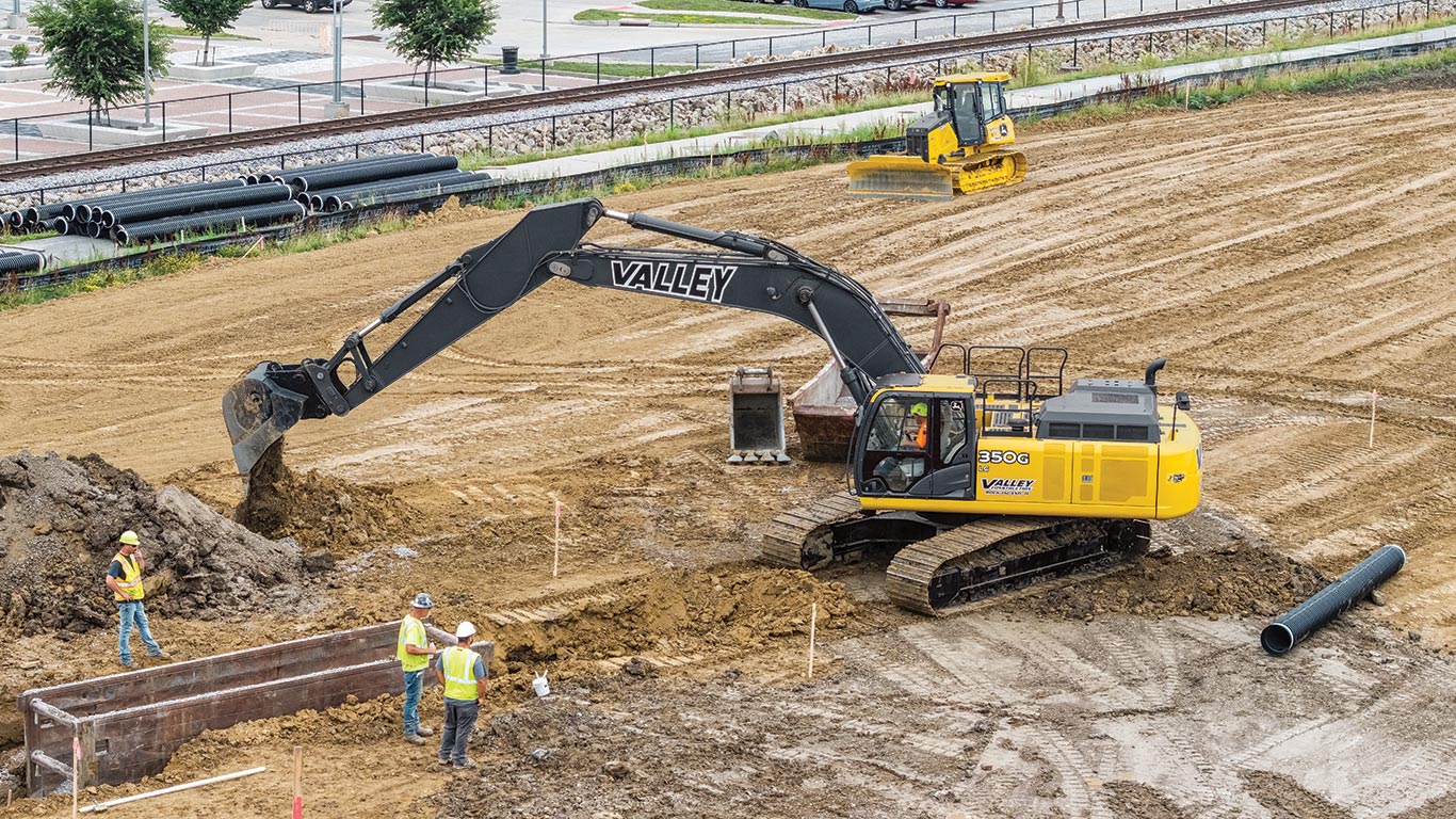A John Deere 350 G-Tier Excavator digs a trench to prepare for adding trench boxes.