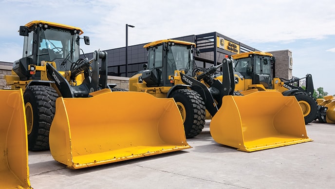 Trois nouvelles chargeuses à roues de catégorie P devant le siège social de West Side Tractor Sales.