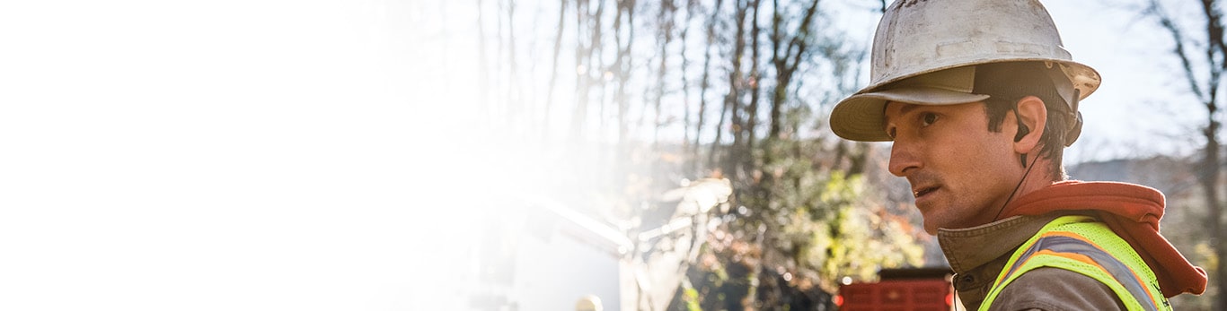 Josh Stanley supervise la progression d’un chantier de pavage pendant que l’équipe utilise une fraiseuse à froid Wirtgen W 150 CFi.