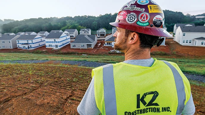 Thomas Karczmarczyk de KZ Construction regarde un chantier d’aménagement résidentiel.