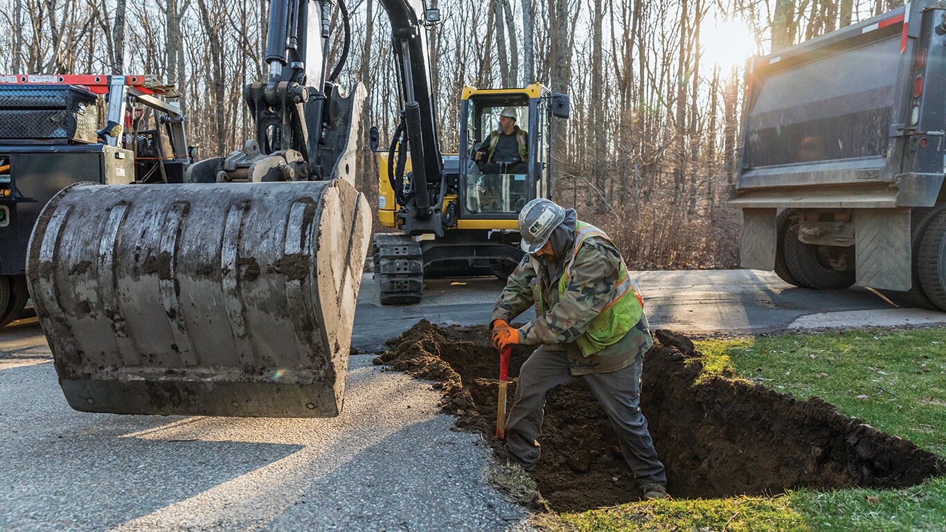 Michael Flaherty opère une excavatrice 85G de John Deere pendant que Jacob Pepin prépare le trou pour le caisson d’étançonnement.