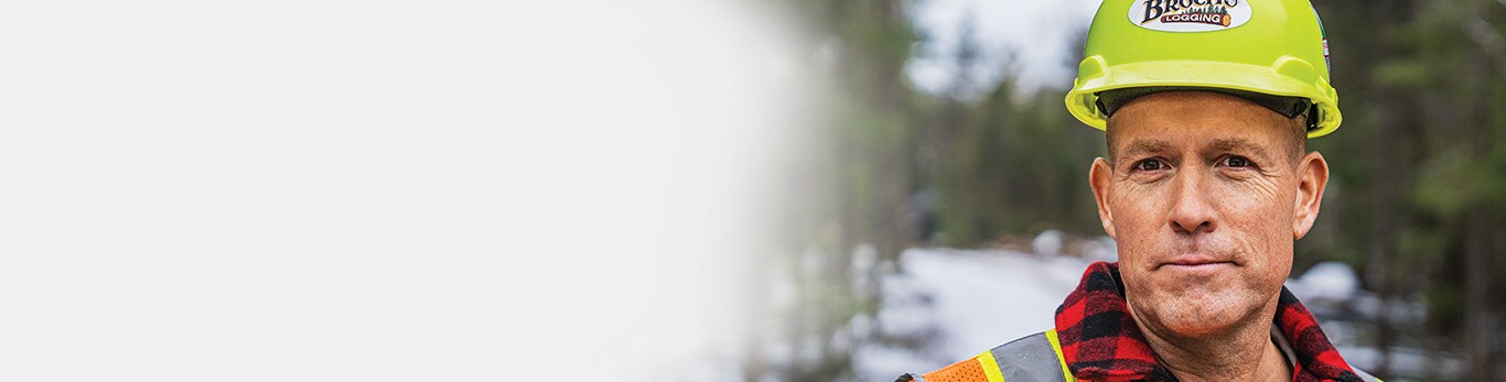 Toby Pineo se trouve au milieu d’une route d’exploitation forestière qui mène au site de débarquement dans la forêt.