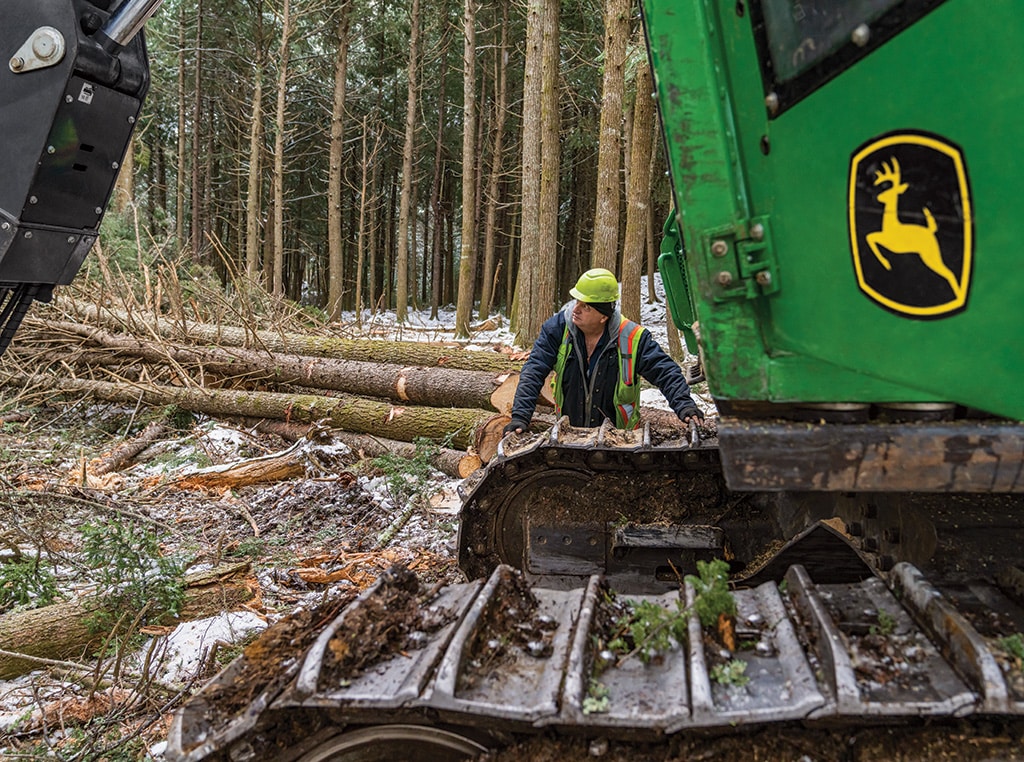 Scott regarde vers la forêt alors qu’il se penche vers l’avant, du côté droit du train de roulement.