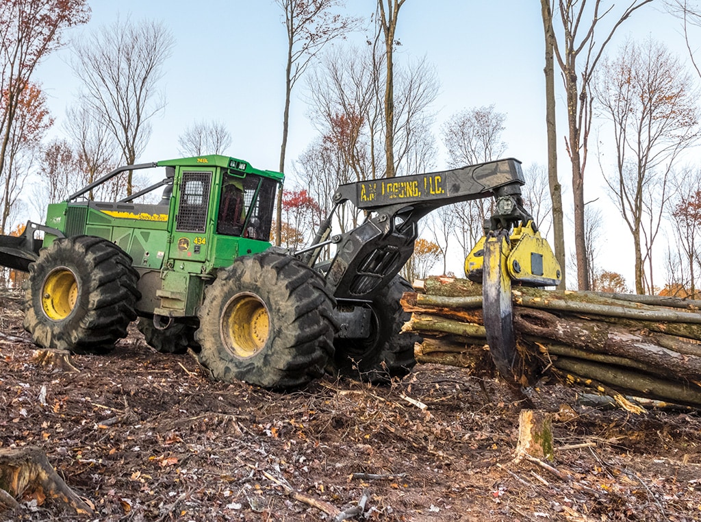 La débardeuse à pince 748L tire les arbres coupés.