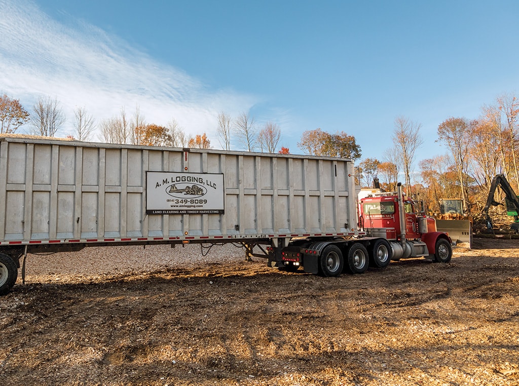 Tracteur forestier et remorqued’A.M. Logging.