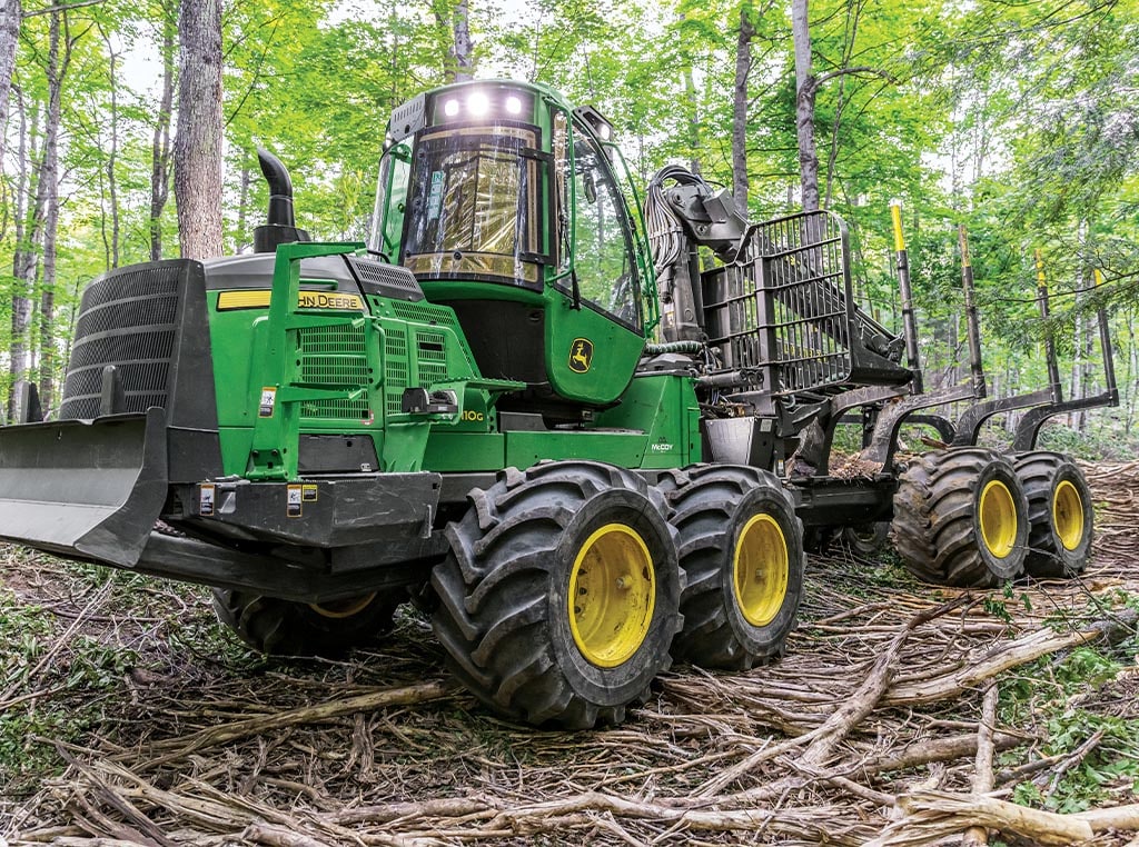 Un porteur 1110G est installé sur un site d'exploitation forestière de Harju sans opérateur.