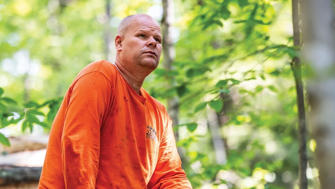 Don Harju, propriétaire de Harju Logging, prend un moment pour examiner le site d'exploitation forestière dans une forêt du Haut Michigan.