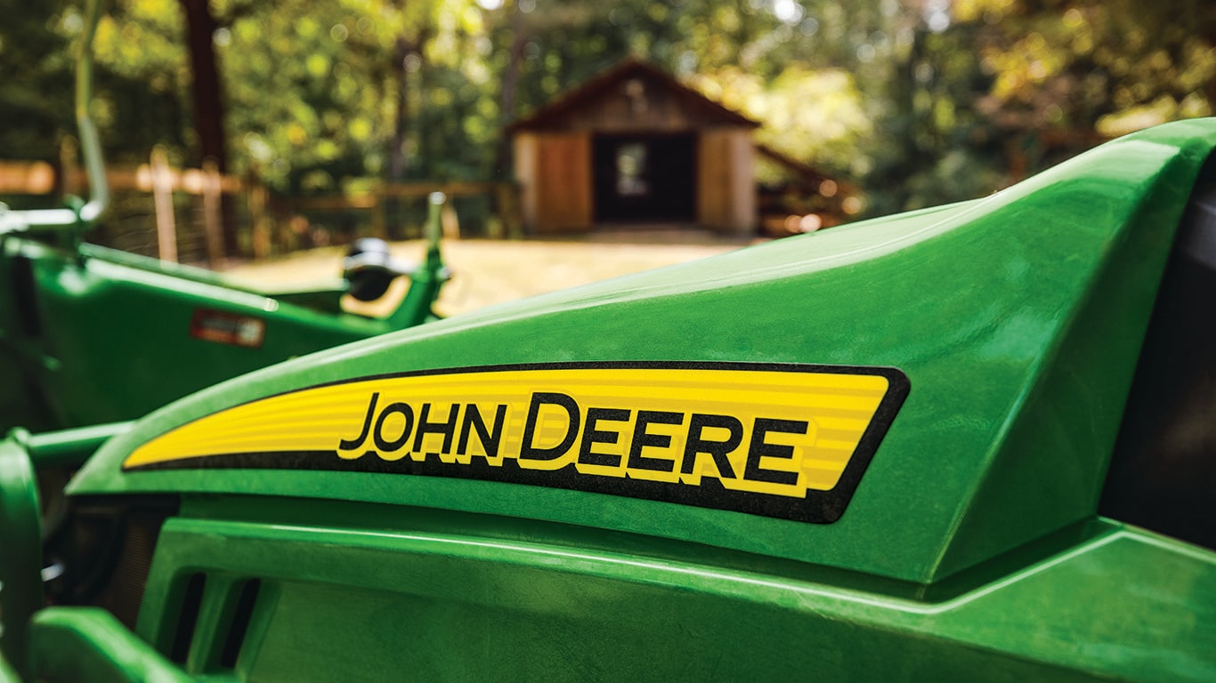 côté d’une tondeuse avec le logo John Deere