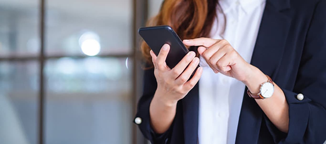 femme tenant un téléphone cellulaire