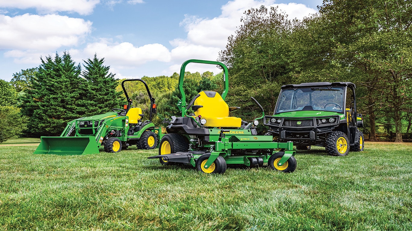 image d'équipement de John Deere dans un champ au coucher du soleil