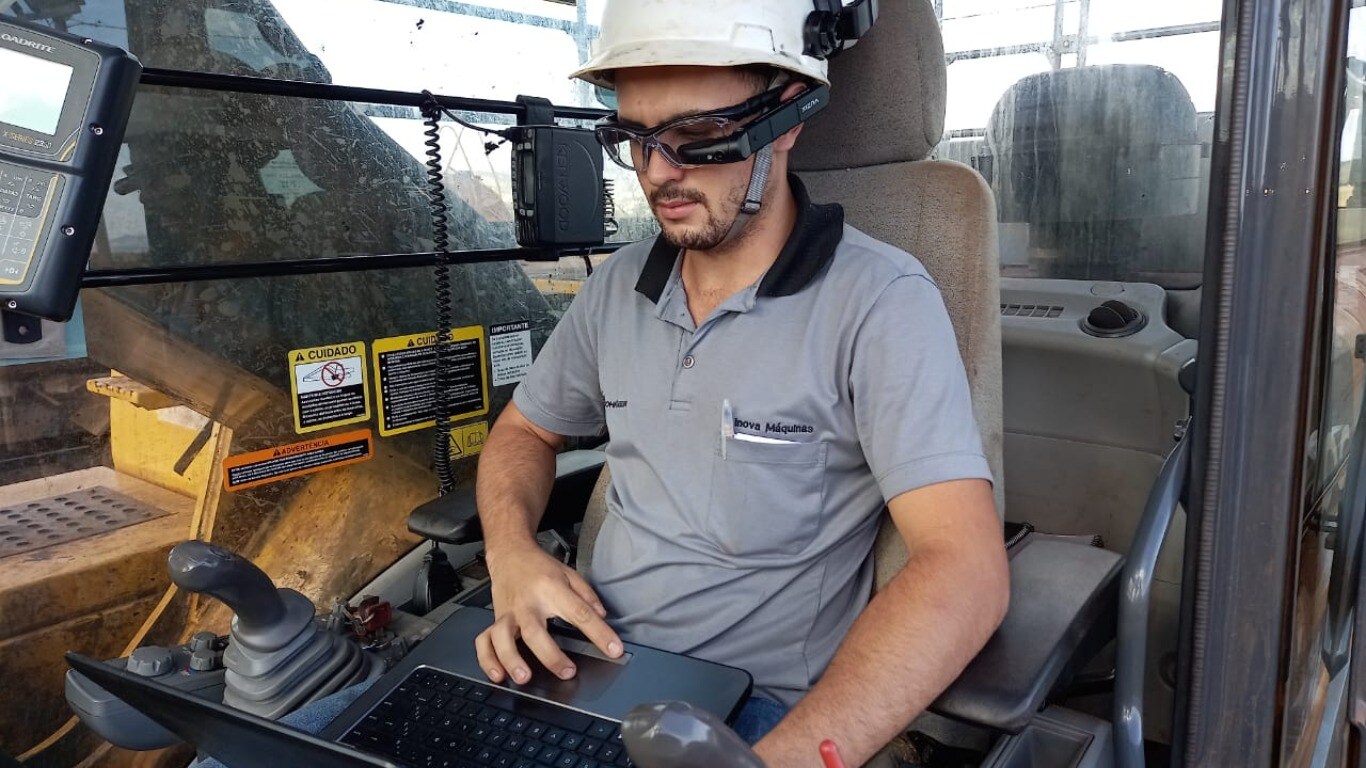 Companhia Siderúrgica Nacional utilise la technologie de lunettes intelligentes John Deere pour résoudre un problème de moteur industriel