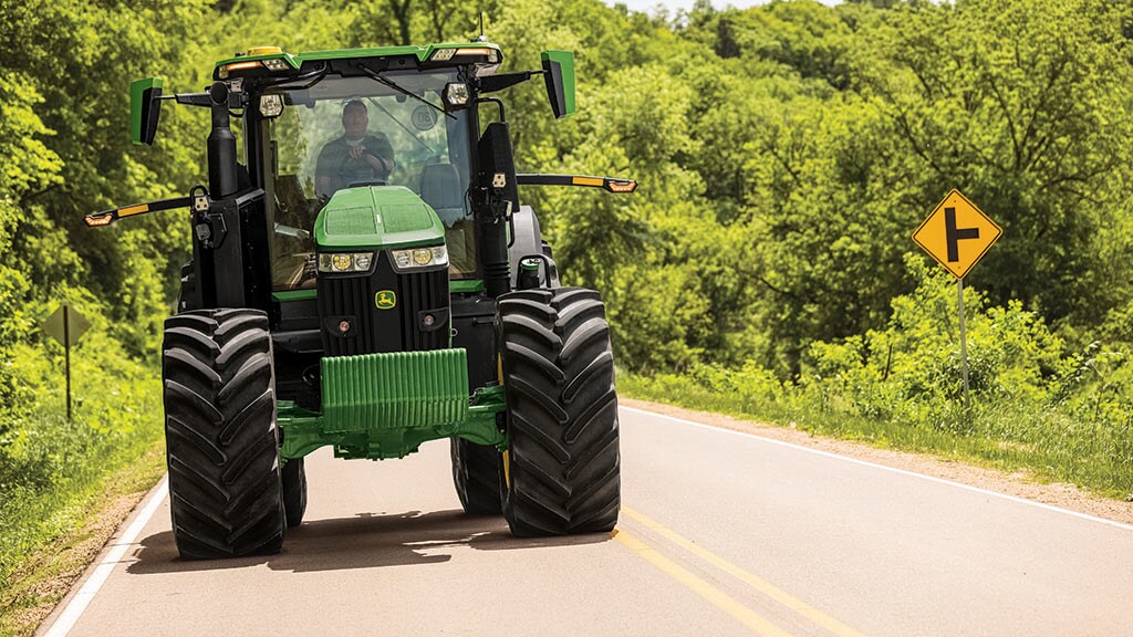 Tracteur 7R circulant sur une route
