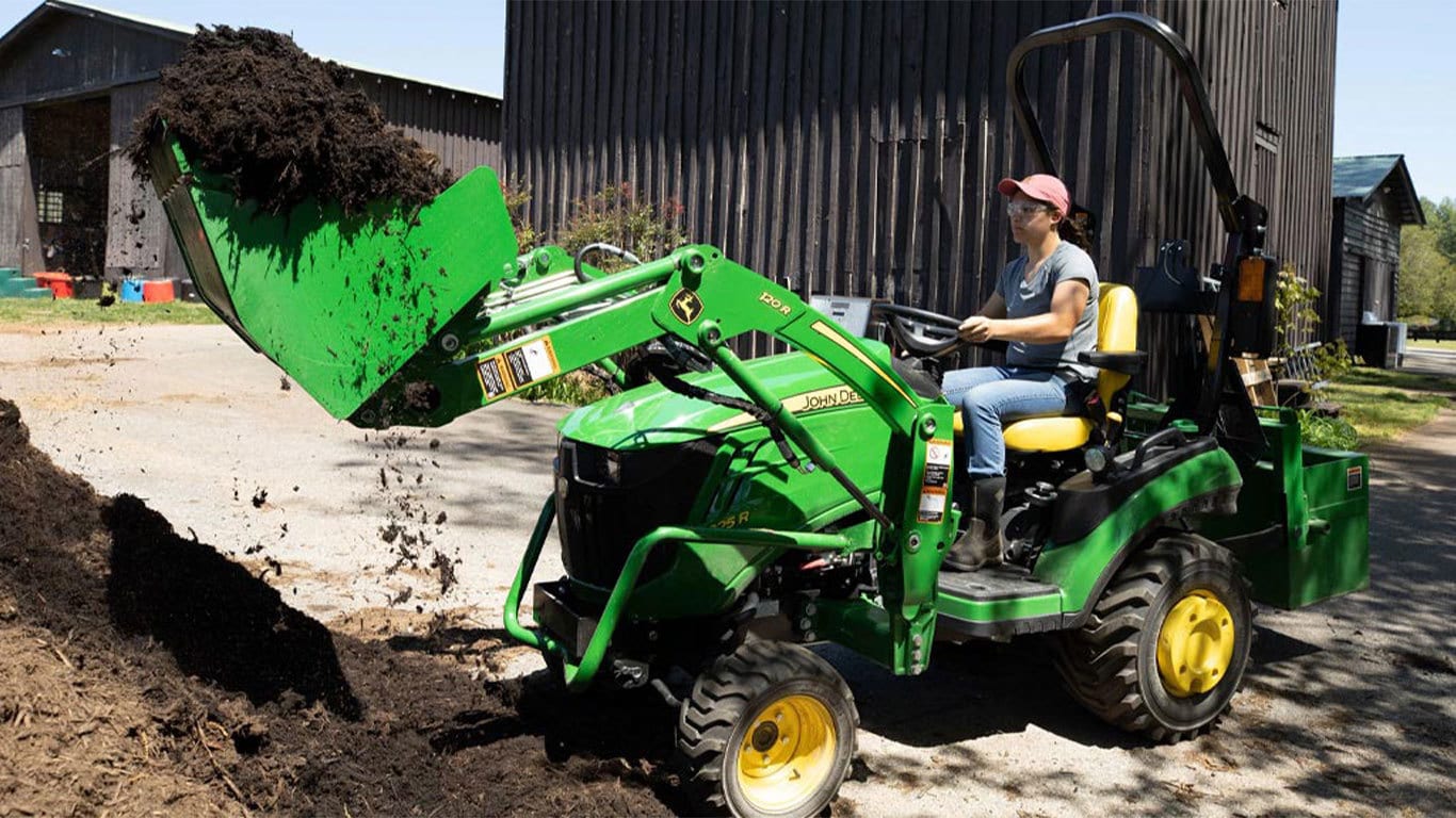 Femme ramassant du lisier dans un tracteur 1025r