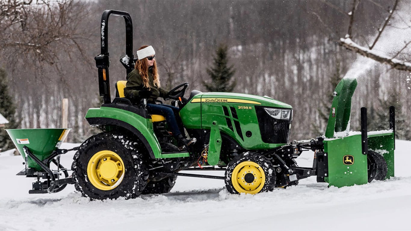 Femme soufflant de la neige avec un tracteur 2038r