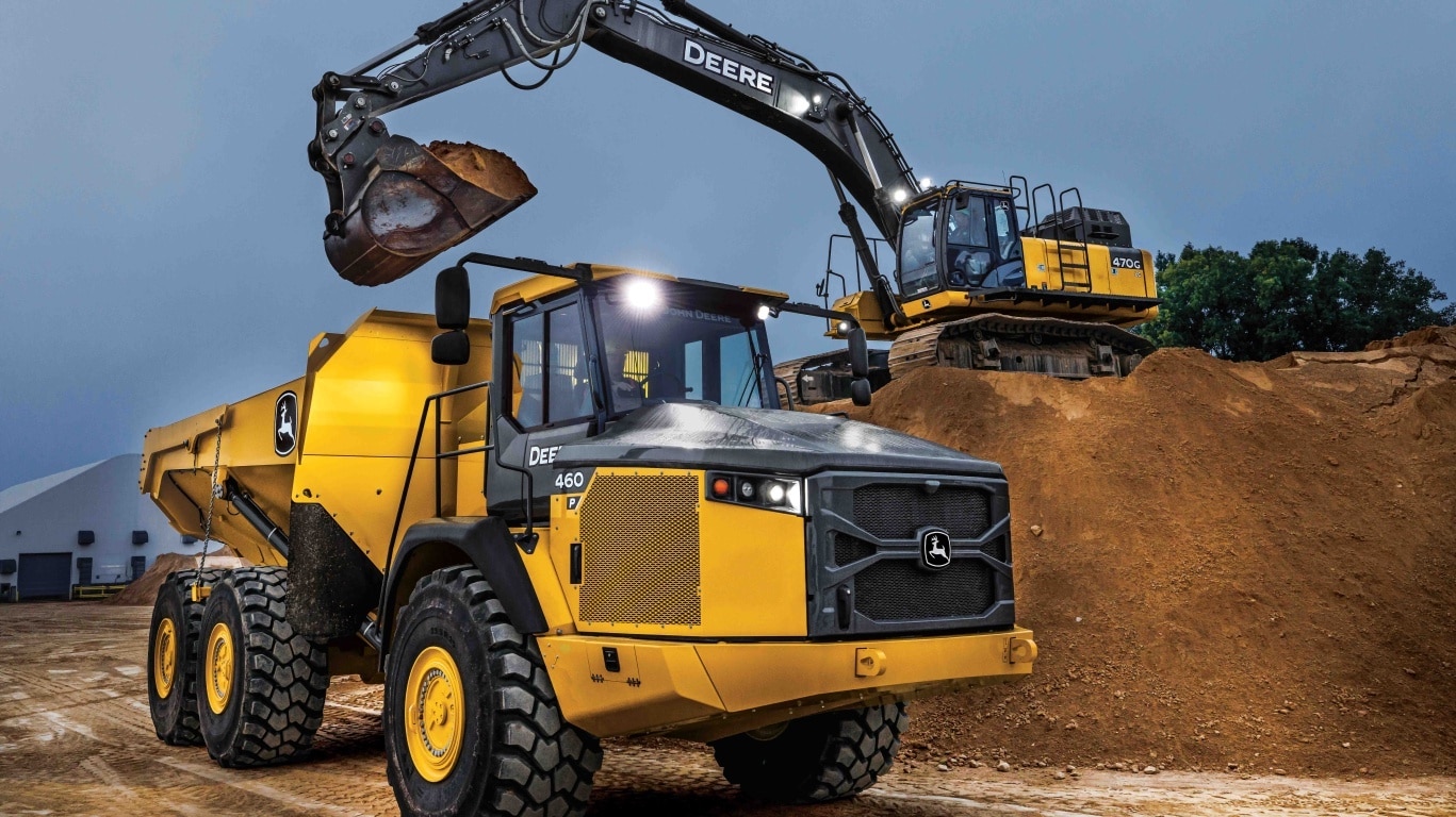 Grande image d’une excavatrice 470G LC qui met de la terre dans un camion articulé à benne basculante 460 de catégorie P