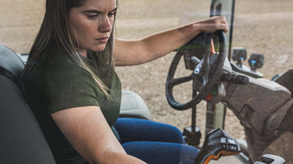 Conducteur dans la cabine du tracteur&nbsp;8R.