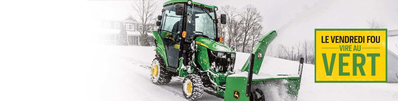 Personne conduisant un tracteur sous-compact 1025R équipé d'une souffleuse à neige