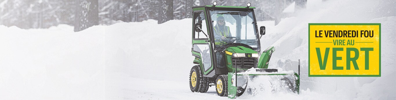 Une image d'un tracteur de pelouse de la série X700 qui souffle la neige