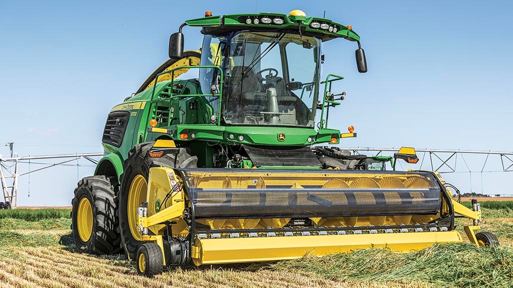 Ramasseur 46R qui récupère le foin dans un champ