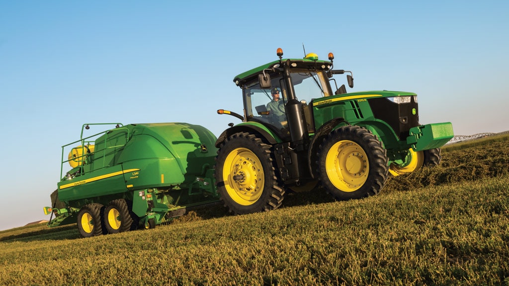 image de tracteur attelé à une presse