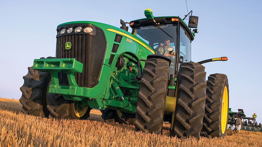 Tracteur John Deere 8430 dans un chaume de soja.
