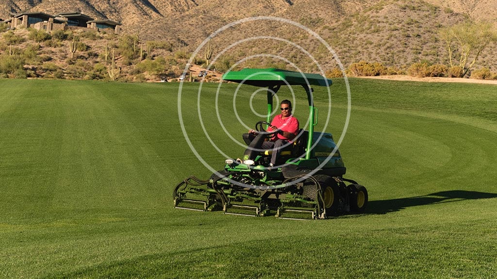 Image d'une tondeuse d'allées sur un terrain de golf avec un signal superposé sur l'image