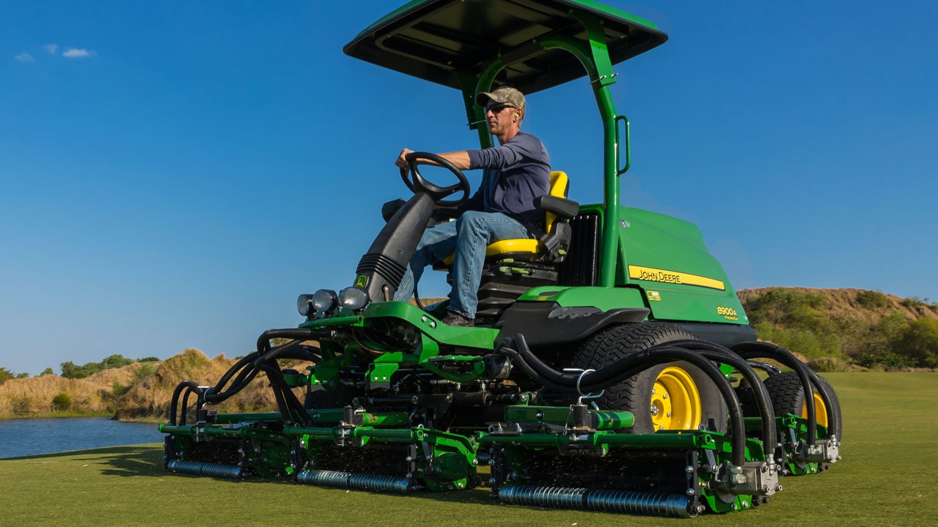 Équipement d’entretien des terrains de golf et de sport John Deere CA