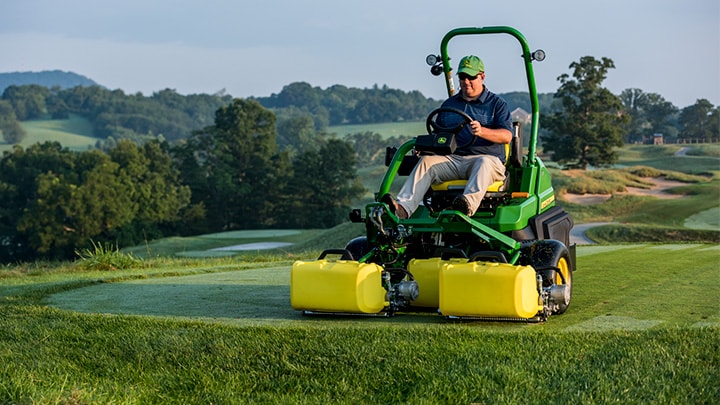 Image d'une tondeuse 8900A sur un terrain de golf