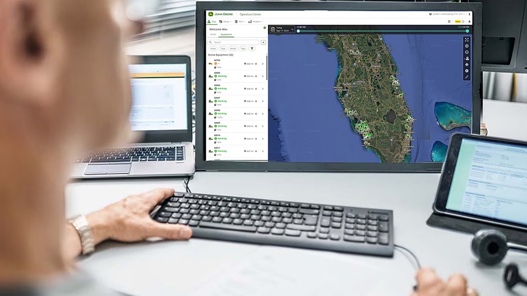 Un moniteur affiche un aperçu de la Floride avec une liste des équipements en fonctionnement à gauche de l’écran.