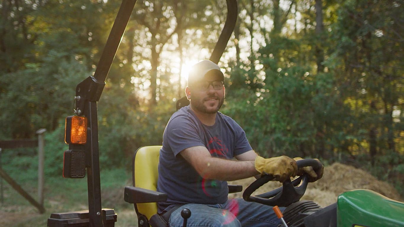 homme assis sur un tracteur