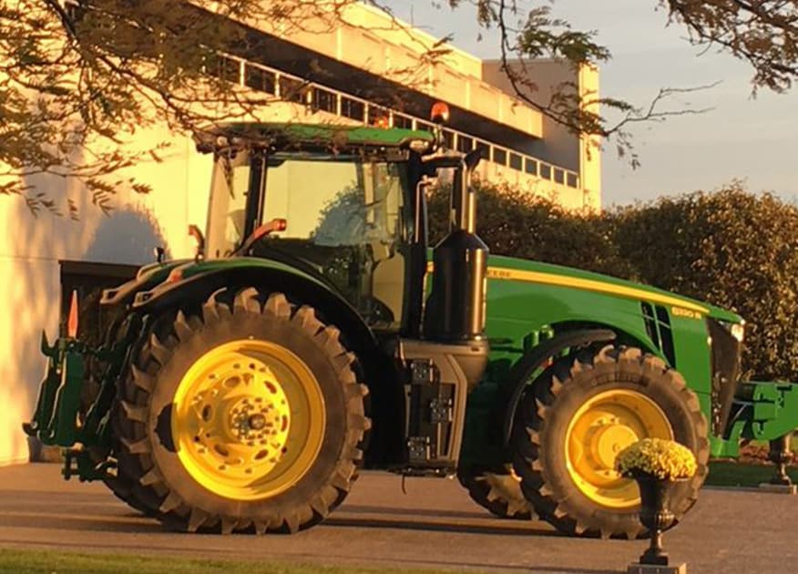 Photo du bureau de Grimsby avec un tracteur en avant-plan