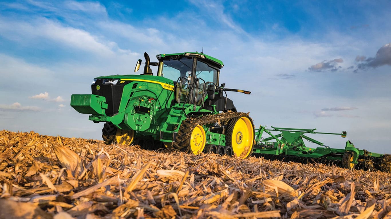 Tracteur 8RT dans un champ de maïs moissonné