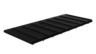 Une courroie d’entraînement noire plate.