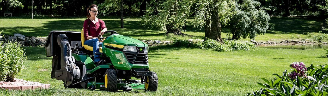 Femme utilisant une tondeuse autoportée de John Deere