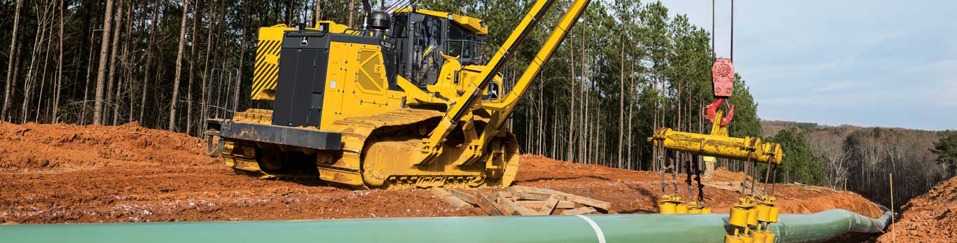 Pose-tubes PL220 John&nbsp;Deere exploit&eacute;e sur un chantier pour poser des tuyaux sous terre.