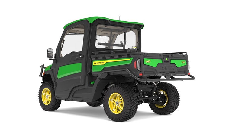 Image prise en studio d'un véhicule XUV 875R vu de l'arrière gauche