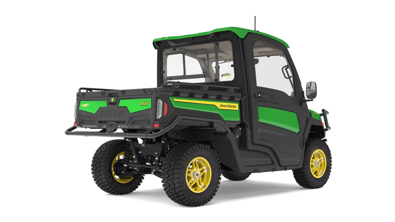 Image prise en studio d'un véhicule XUV 875R vu de l'arrière droit