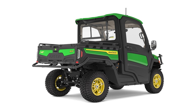 Image prise en studio d'un véhicule XUV 875R vu de l'arrière droit