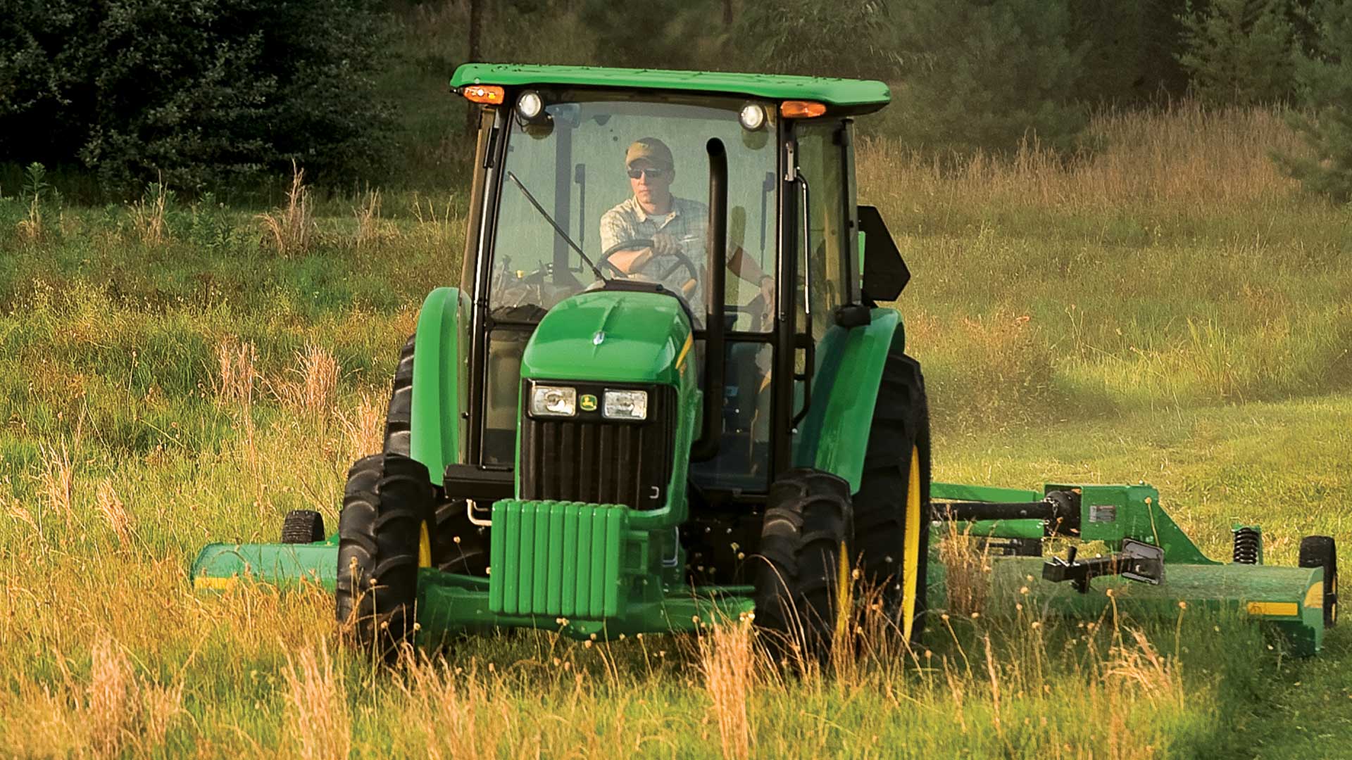 Tracteur avec faucheuse rotative.