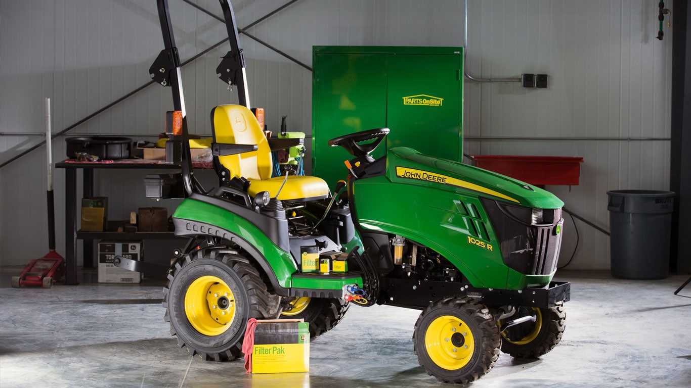 tracteur dans un atelier