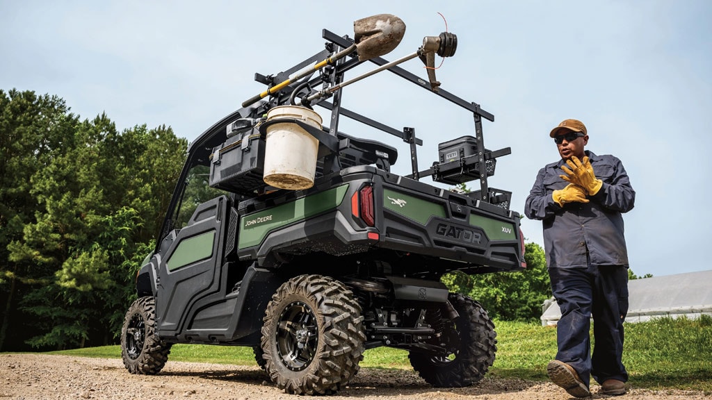 Véhicule XUV 845M chargé d’outils sur le support utilitaire