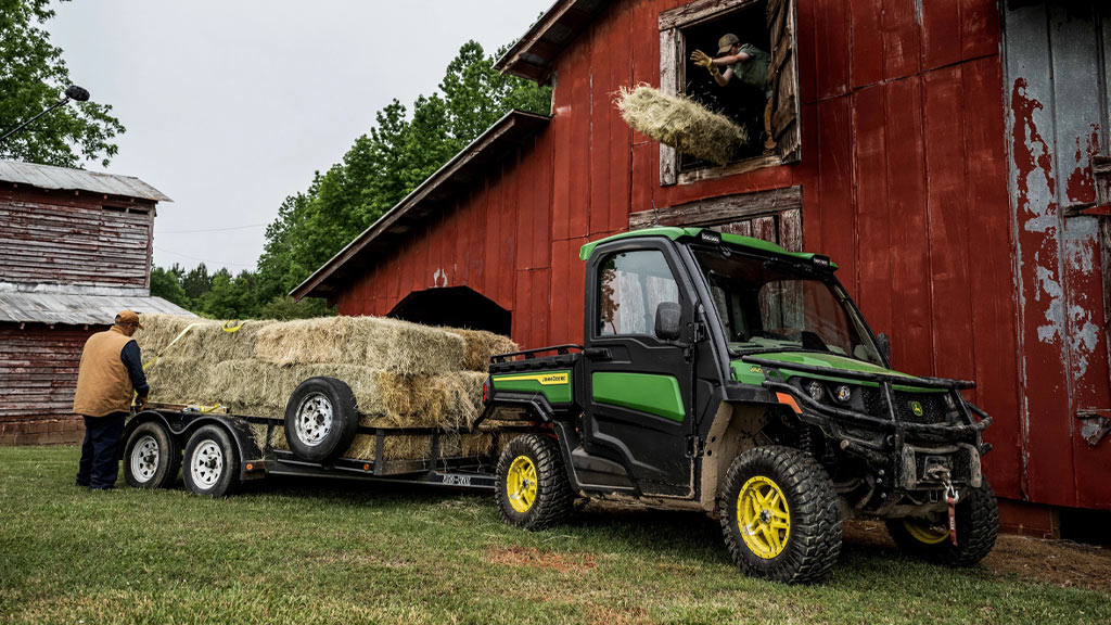 Chargement d’un XUV 845R avec des balles de foin