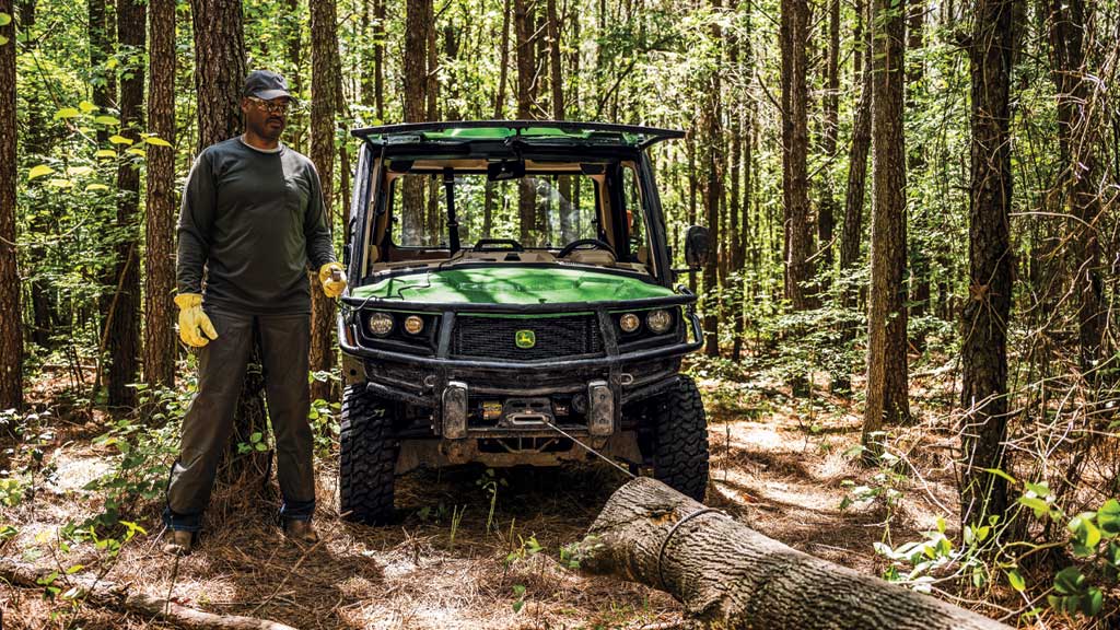 Personne tirant une souche avec le treuil d’un XUV 845R