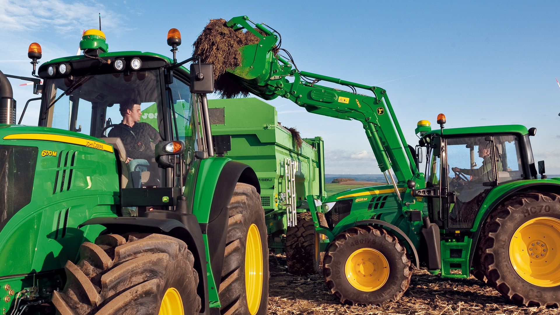 Tracteur chargeant de la terre