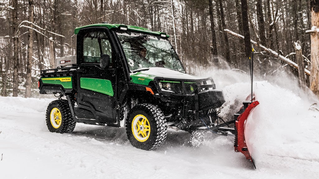 Véhicule XUV 845R déneigeant à l’aide d’une lame frontale Western