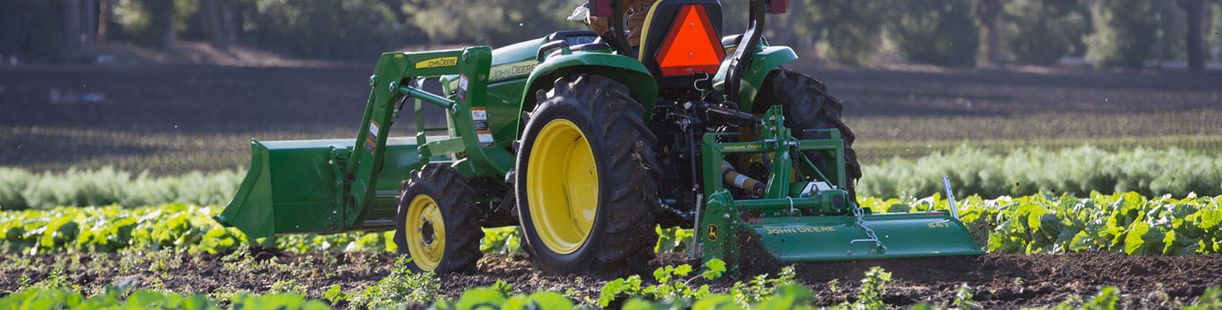 image d’un tracteur dans un champ avec des accessoires